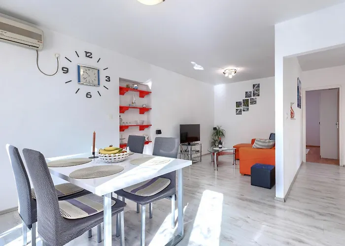 Sandra By Interhome Nedescina