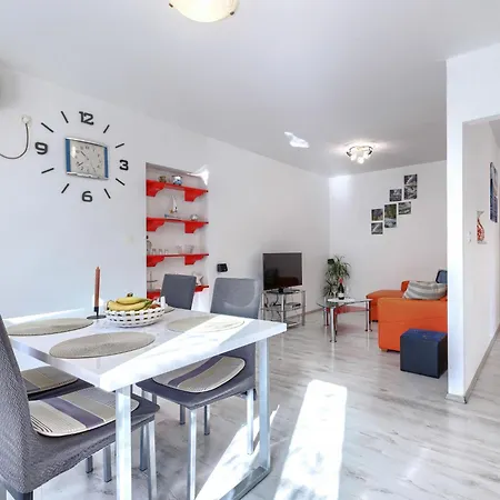 Sandra By Interhome Martinski